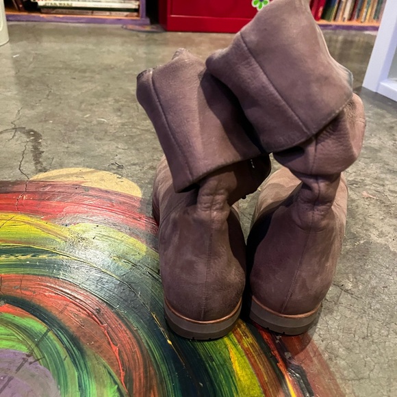 Brown leather Prada boots - Picture 4 of 9